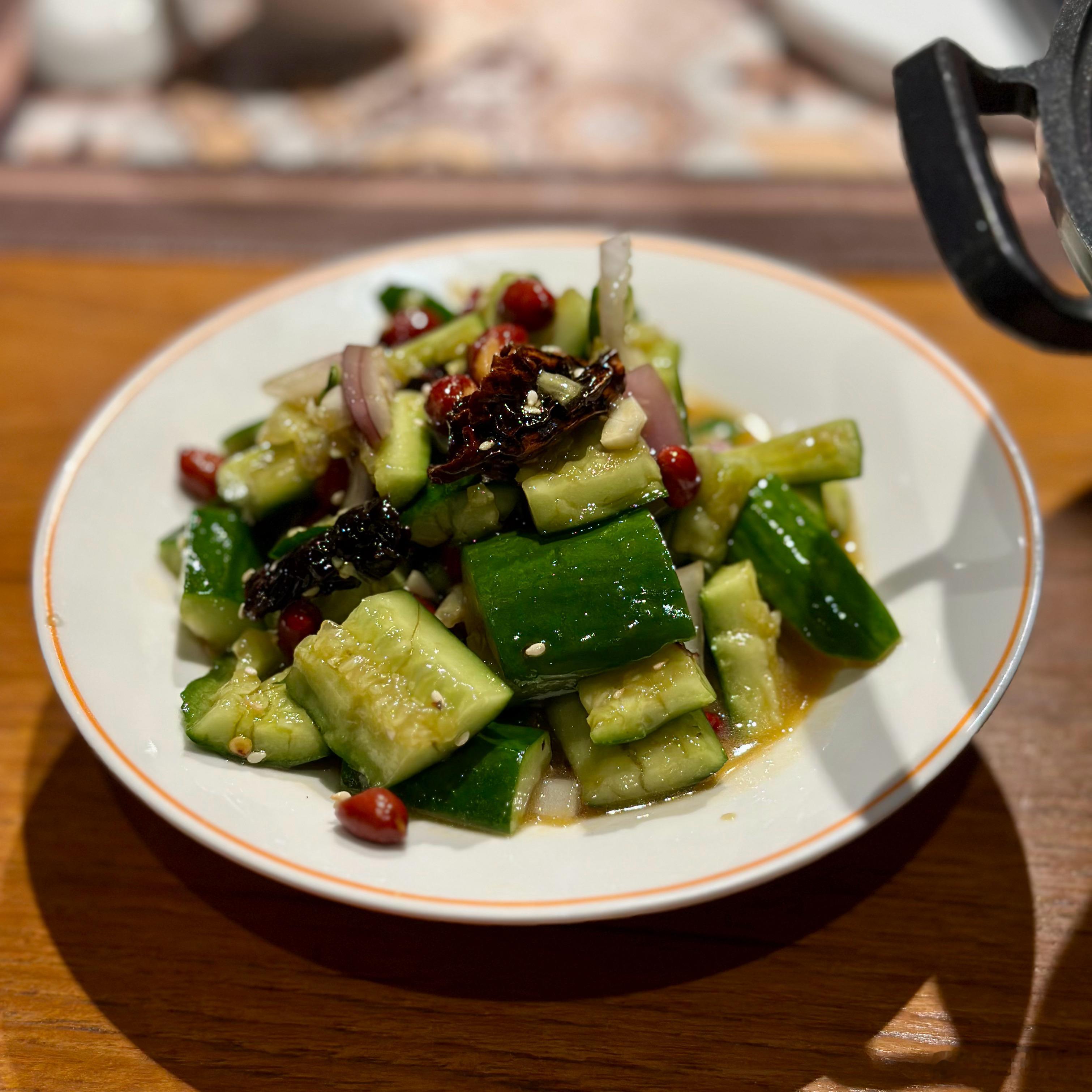 午餐。酸奶配白粽，卤牛腱，大盘鸡，拌黄瓜，沙葱炒蛋，羊肉过油肉拌面。还有两种新疆