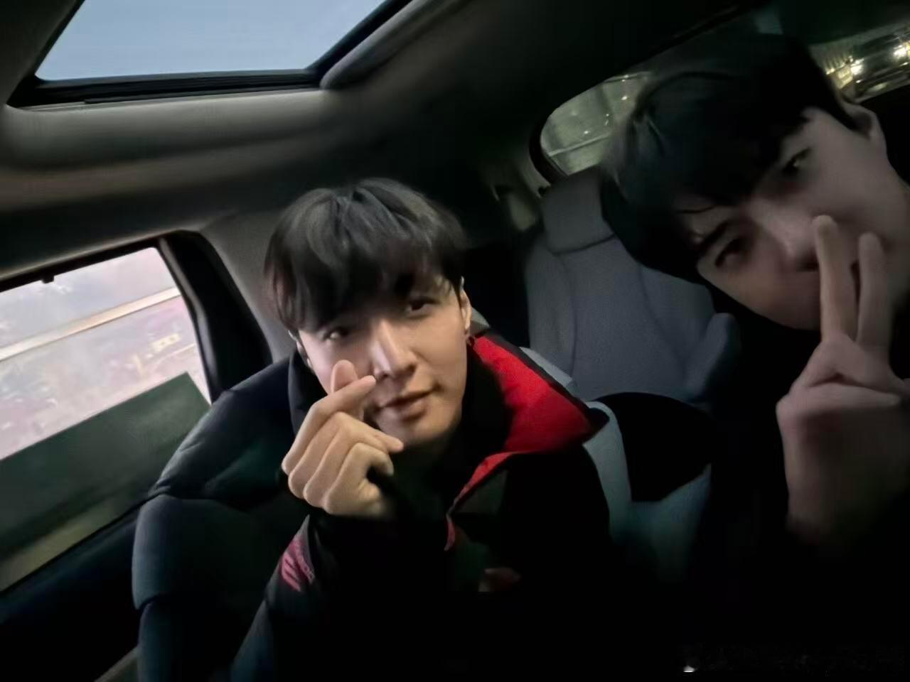 吴世勋与张艺兴车内合照来了，勋兴党现在起立！