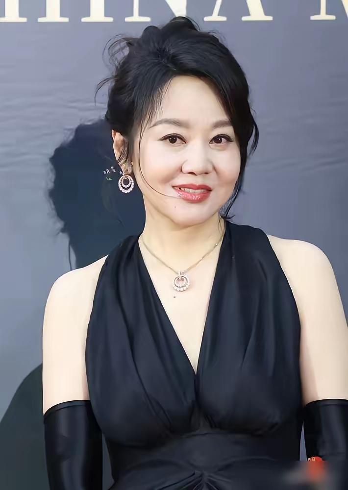闫妮，虽然有点老，但是还是嗲嗲的小女孩似的，很有女人味。这辈子，估计她拿不了影后