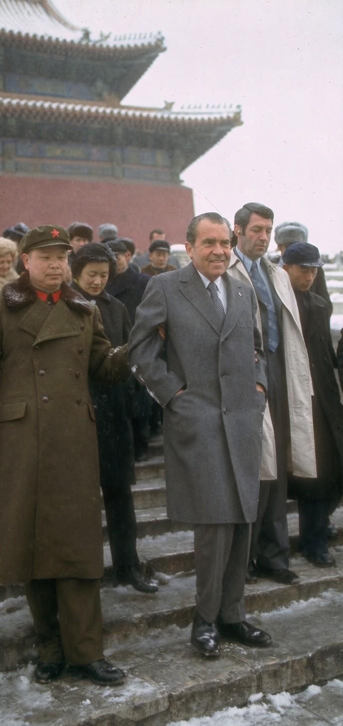 1972年2月25日来访的美国总统尼克松冒雪参观故宫，章含之负责翻译。