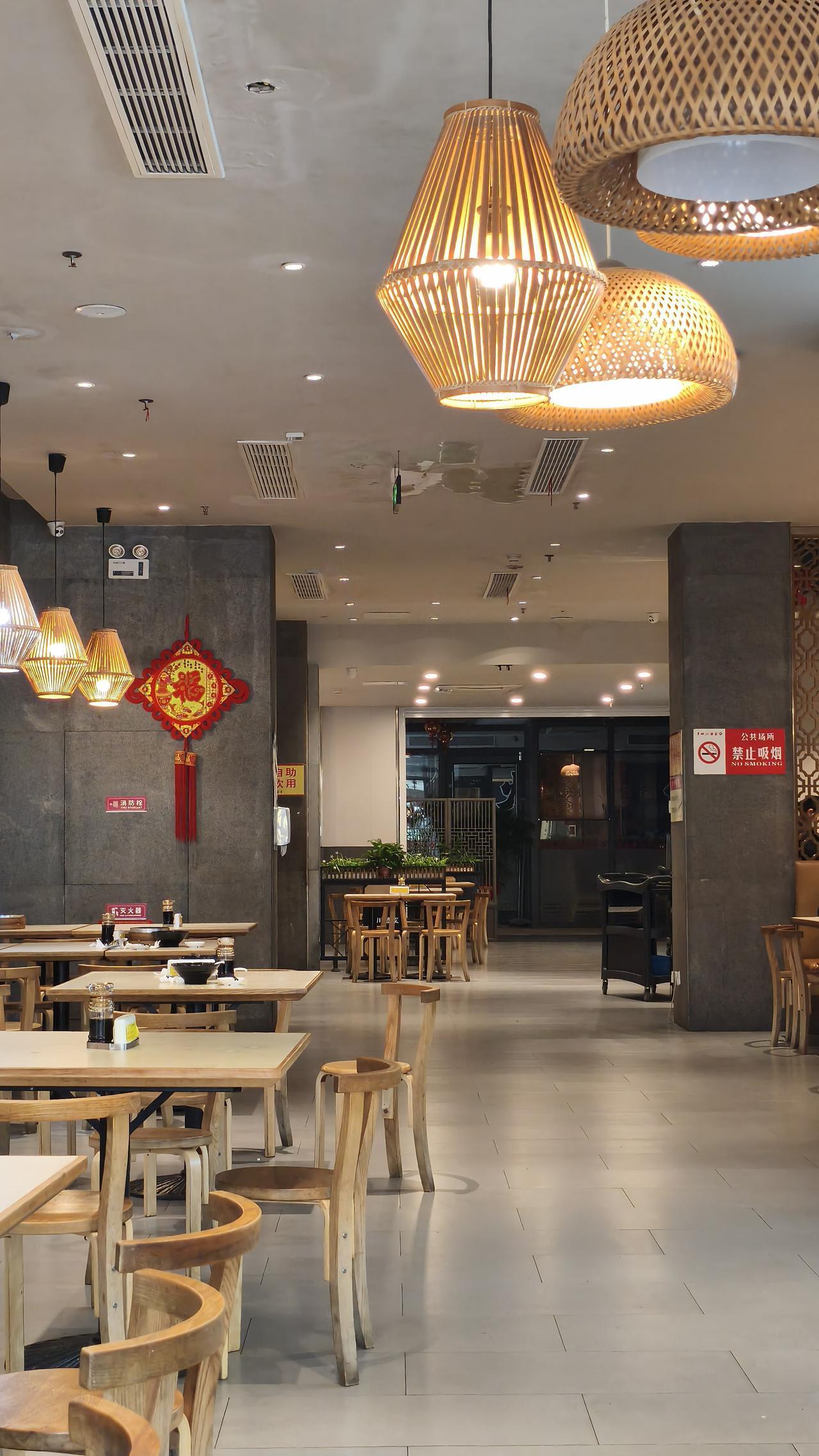 生活就像镜子，你笑它也笑。所以我会尝试挂满微笑，用笑容赶走沮丧。那些自我否定的话