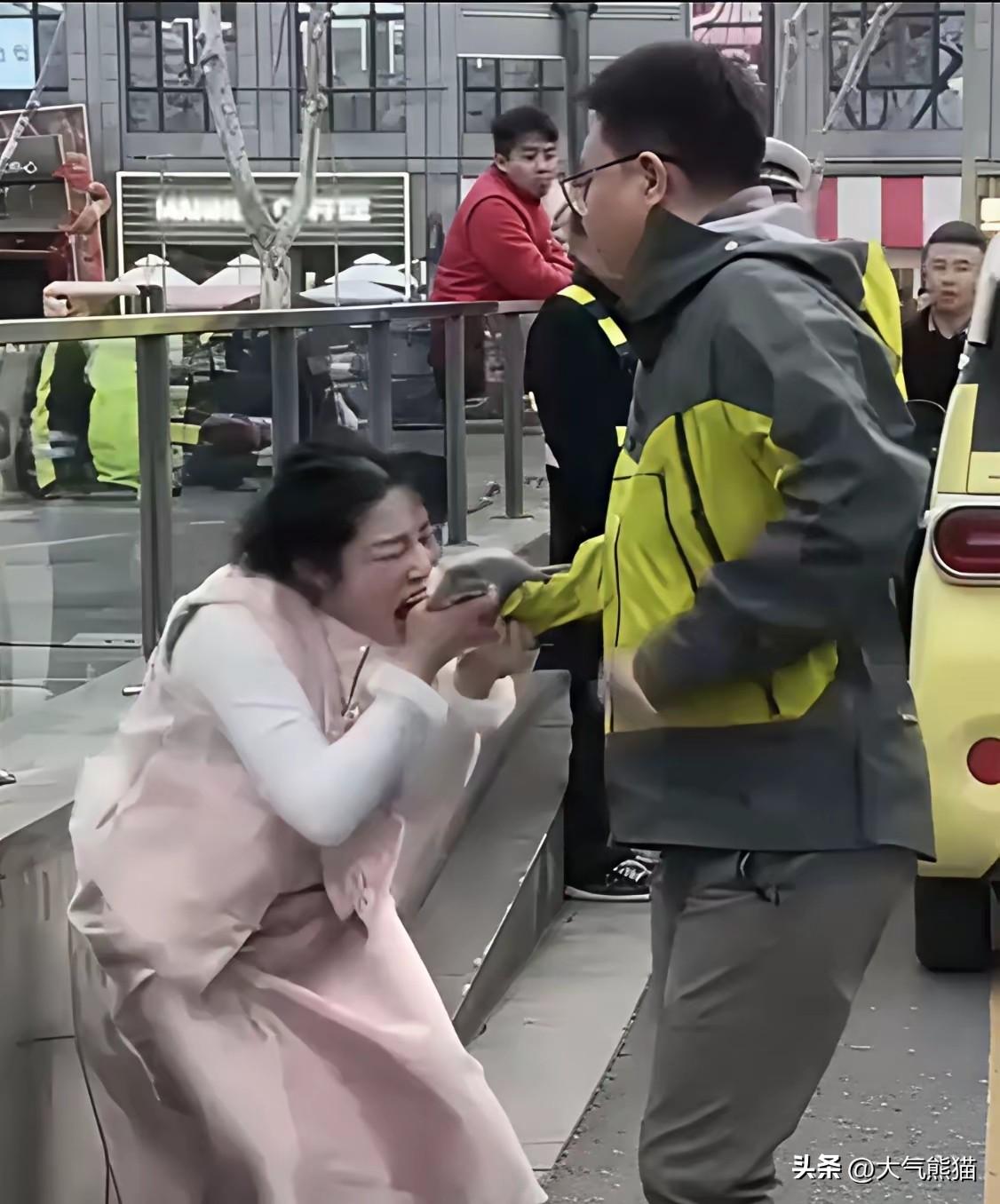 扬州因交通纠纷动手那事，有一个值得关注的细节。
就是大家只看到了男子打了女子一巴