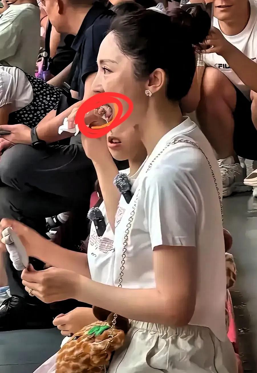 董璇46了，二婚选了张维伊也还行，据说还要生二胎。

现在居然被发现还打的舌钉？