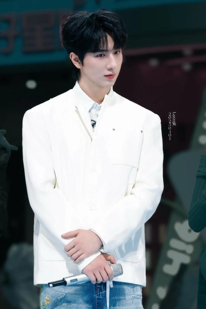 李宏毅限高涉案金额1118万 代言只选十几块的平价短袖，自己淋过雨还想着给粉丝撑