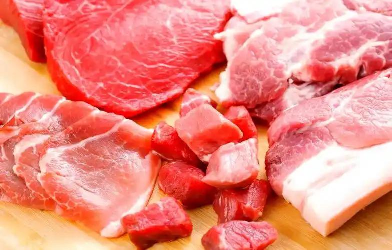 菜市场的猪肉价格一路往下探，很多人买菜时都能直观感受到，精瘦肉、排骨的价格比往年