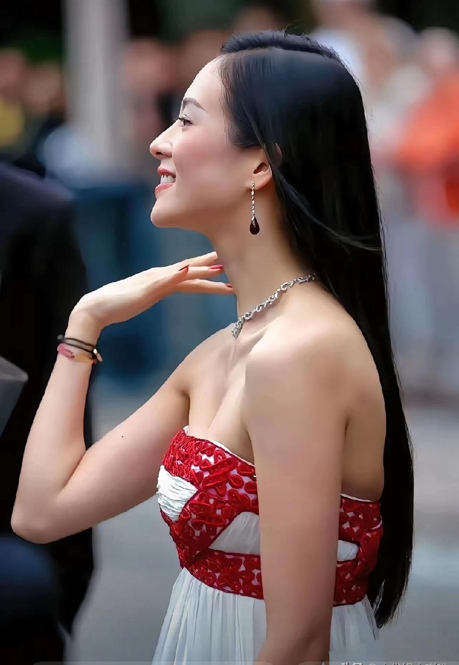 章子怡的脸，才是娱乐圈顶级的“东方电影脸”
 
       仔细看章子怡的长相