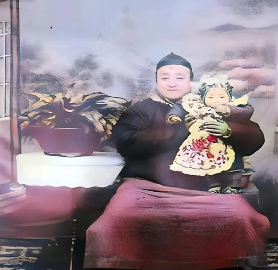 1918年，这名被父亲抱在怀里的小姑娘只有一岁。她并不会料到父亲将于一年后去世，