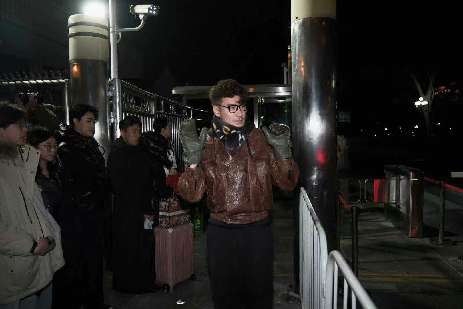 胡兵 叔圈娃娃菜 胡兵春晚联排状态太顶了。53岁依然清爽挺拔，气质干净儒雅，又有