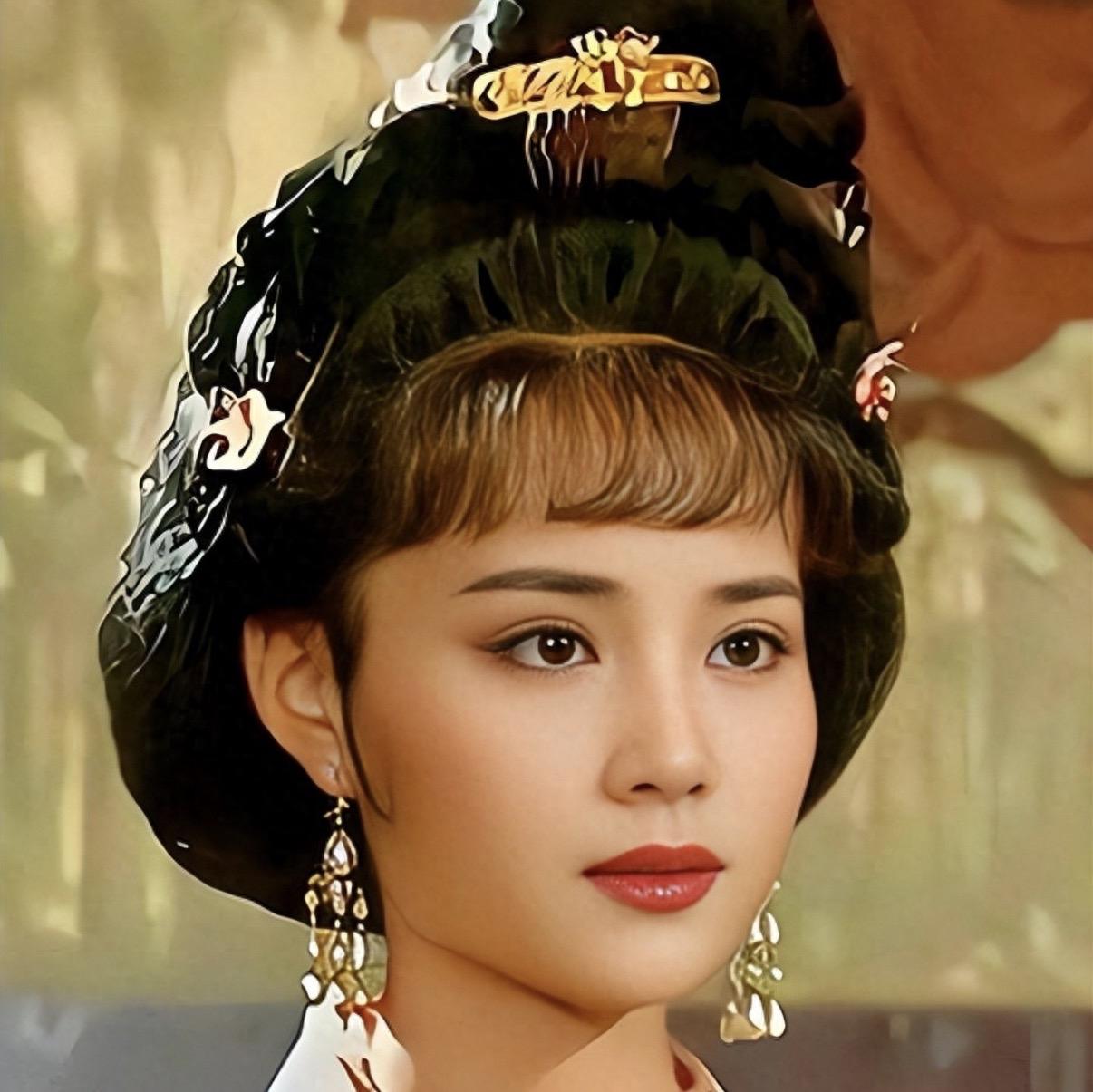 首先这肯定不是李隆基深思熟虑的结果。
当晚的情形是：“时昭容上官氏闻帝至，执蜡烛