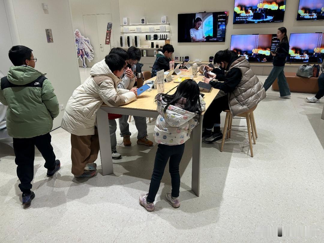 店员不去管机器留后门，手机店竟成孩子免费“网吧”？

工作日放学时段和周末，手机