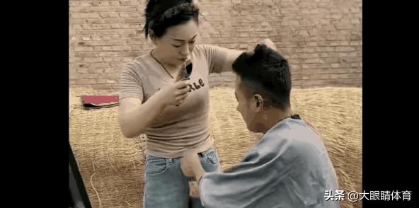 你端着刚熬出锅的热汤递过去，人家眼皮一翻冷笑一声，转头连汤带碗砸进垃圾桶。
这年