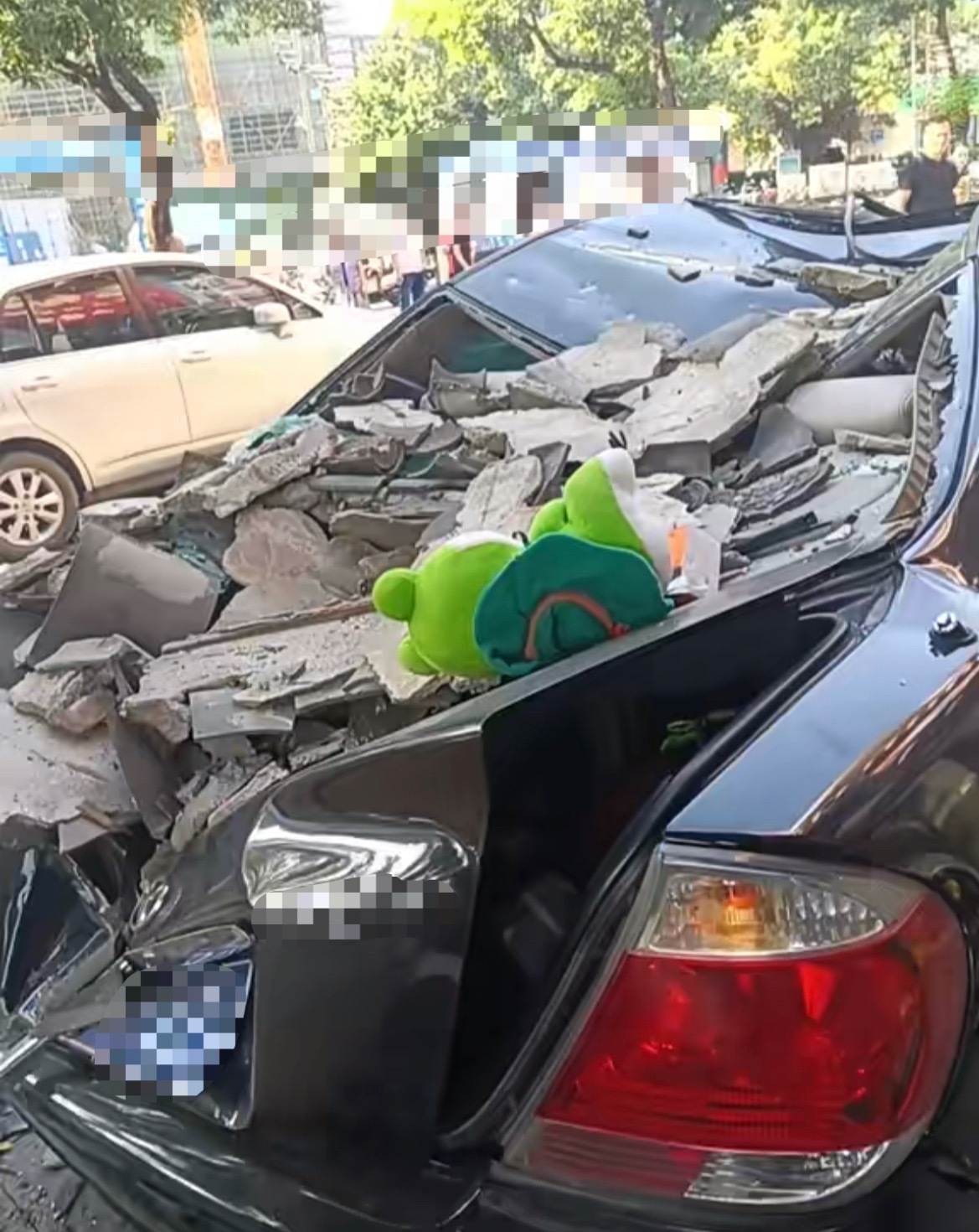 【玉林民主中路某大厦飘檐脱落砸废小车】10月23日，玉林市城区民主中路与人民路交