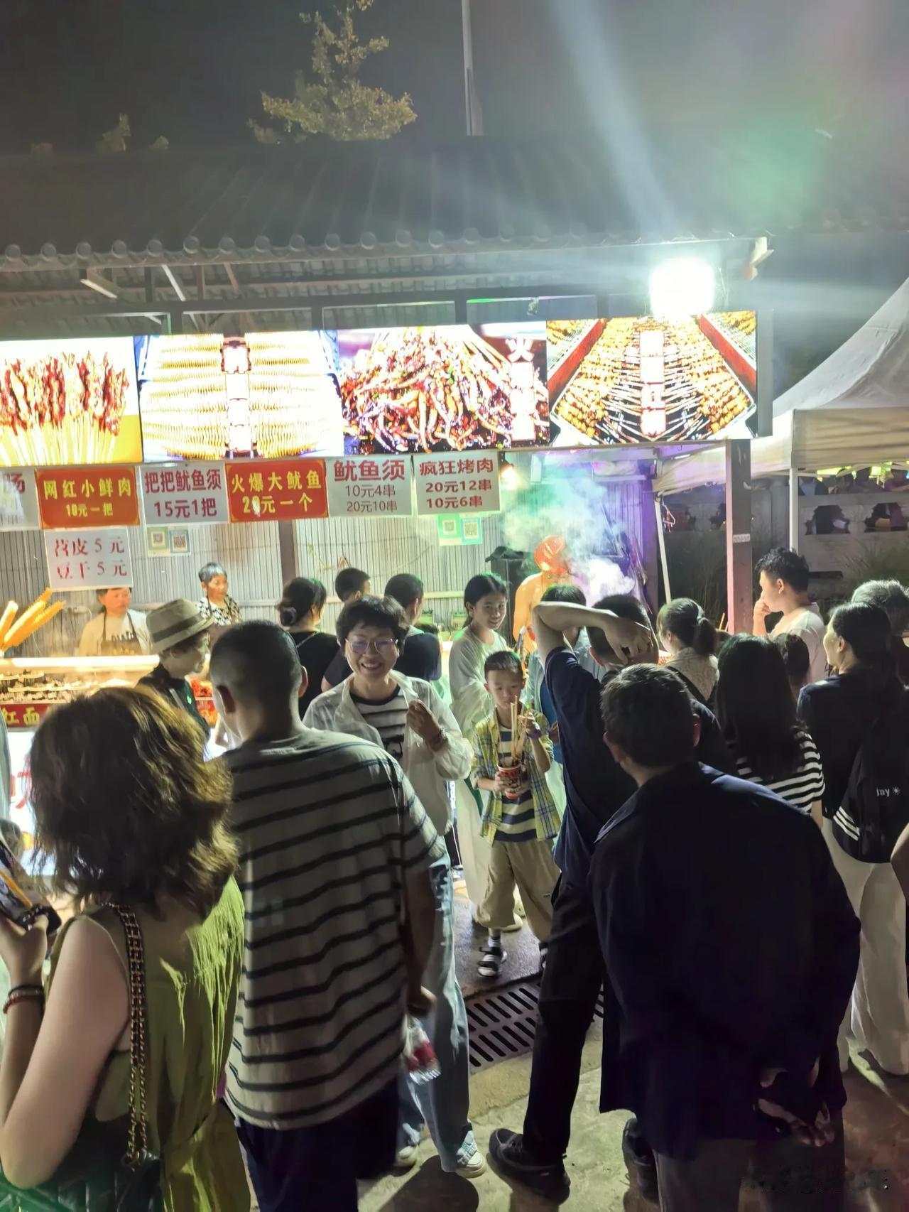 疯狂烤肉摊前，深夜的烟熏火燎，就是黄水最真实的烟火气

大剧院旁的儿童乐园里，藏