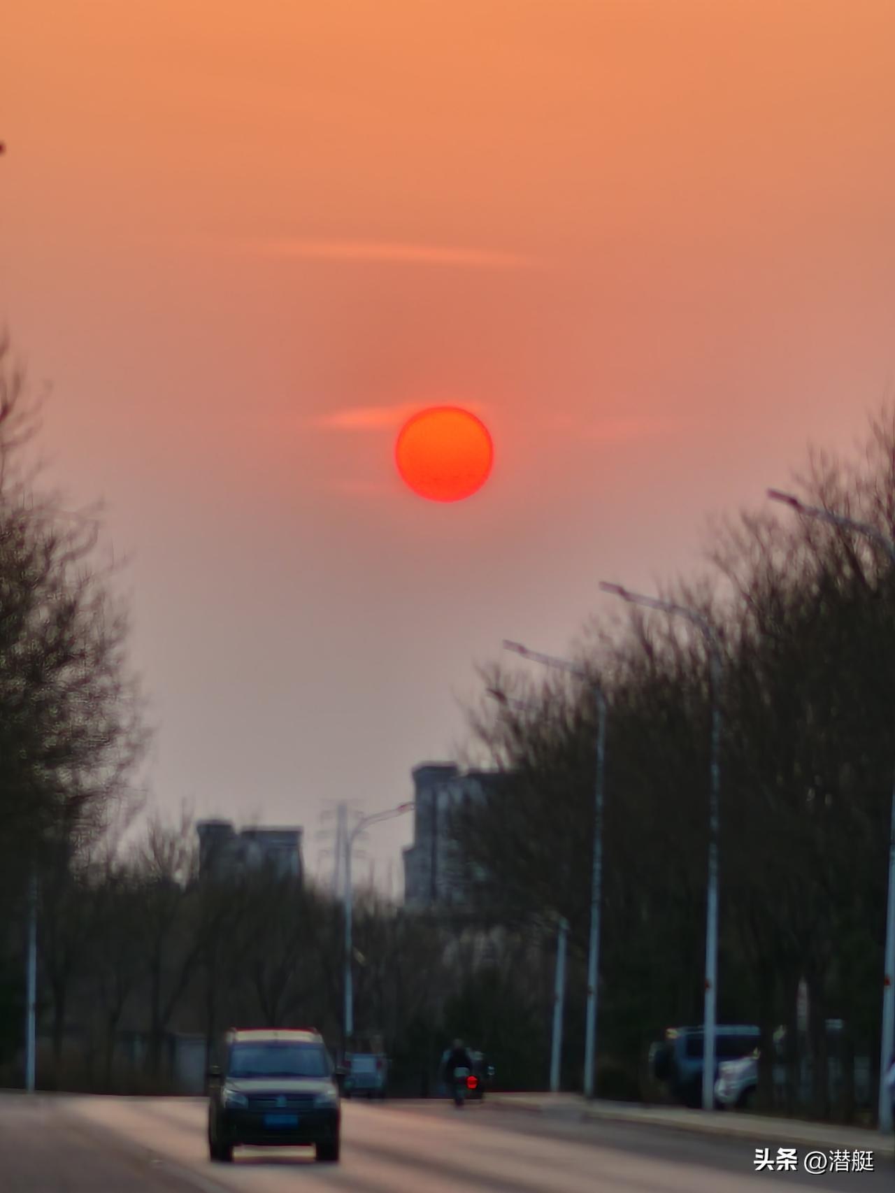 分享一下你随手拍下的照片今天早上的太阳🌞与往日不同，颜色中国🇨🇳红，难得有