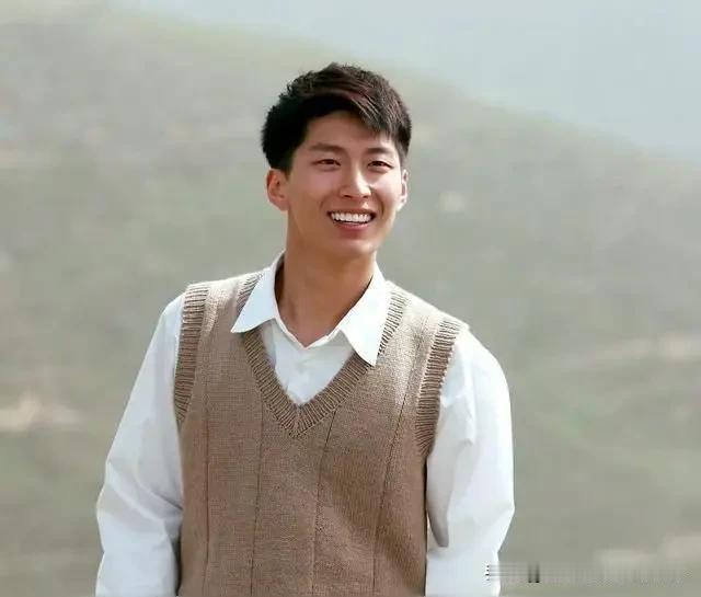 你是从哪部作品开始认识窦骁的我是从电影《山楂树之恋》开始认识窦骁的，他在剧中扮演