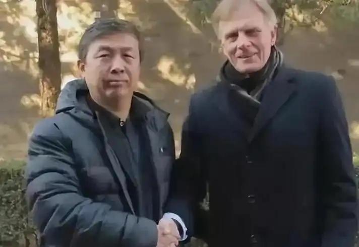 “中国现在向美国投降还来得及！再晚就要‘跪着’了，”几年前，专家马臣公开宣称中美