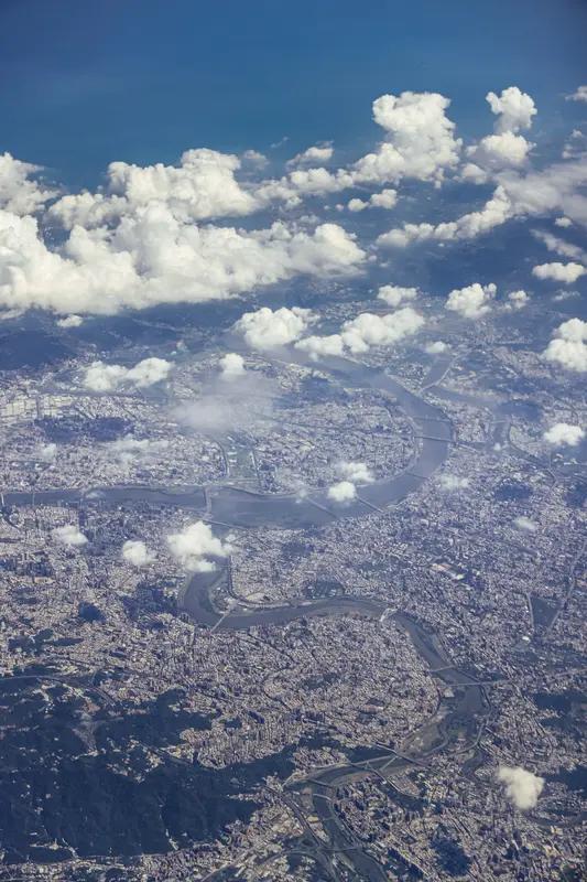 一提到台湾，脑海里瞬间就蹦出好多画面。阿里山的云雾缭绕，日月潭的波光粼粼，那景色