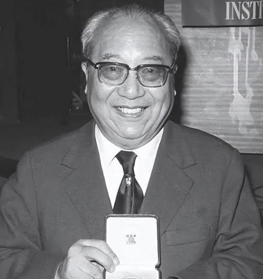 1998年，钱钟书因病离世，88岁的费孝通对杨绛展开了追求。没想到杨绛的一句话就