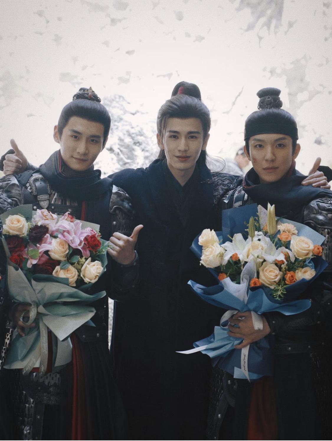 导演说为了配合张凌赫的身高，找和他搭戏的都是185cm身高以上，因此我们就看到《