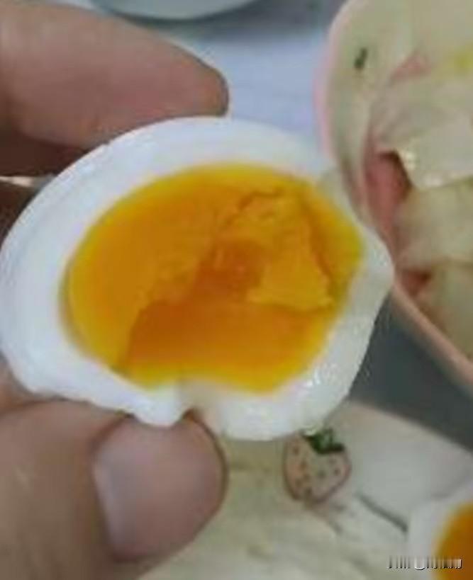 今年长春除夕夜格外安静，鞭炮声远不如往年密集。往年除夕热闹得屋里说话都听不清，今