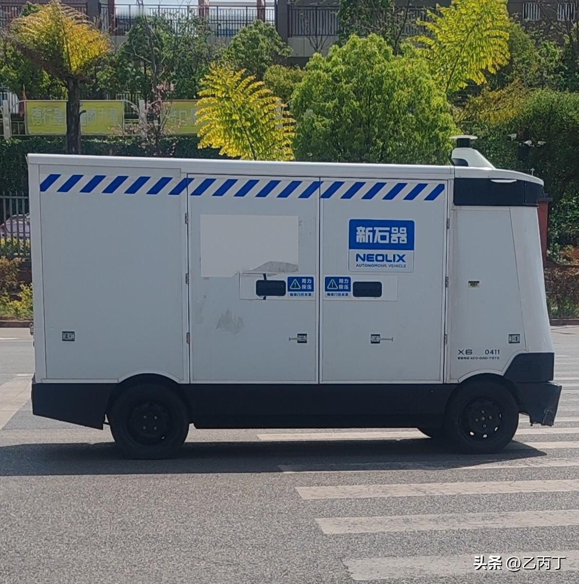 楚雄街头偶遇无人快递车！连续穿小区直达驿站，科技感满满！
       家人们！