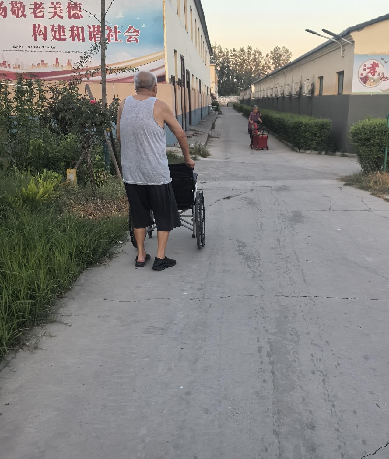 女护工昨天悄悄对我说，她说，你父亲是全院里最幸福的老头儿。
我我问她，是真的吗？