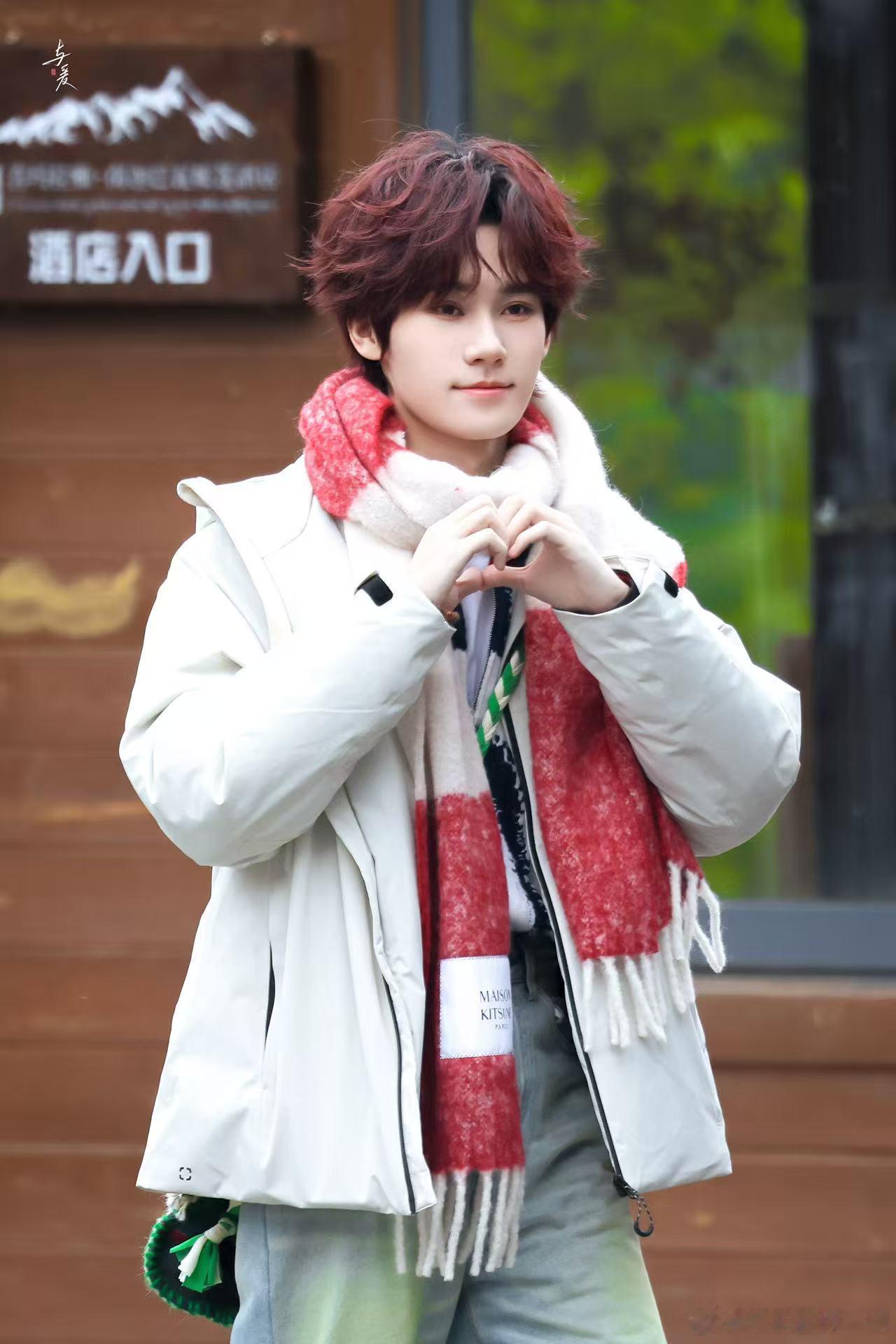 张真源卷毛红发  真源的红发卷毛简直是天生的！这种发型真的超级合适，每次看到他都