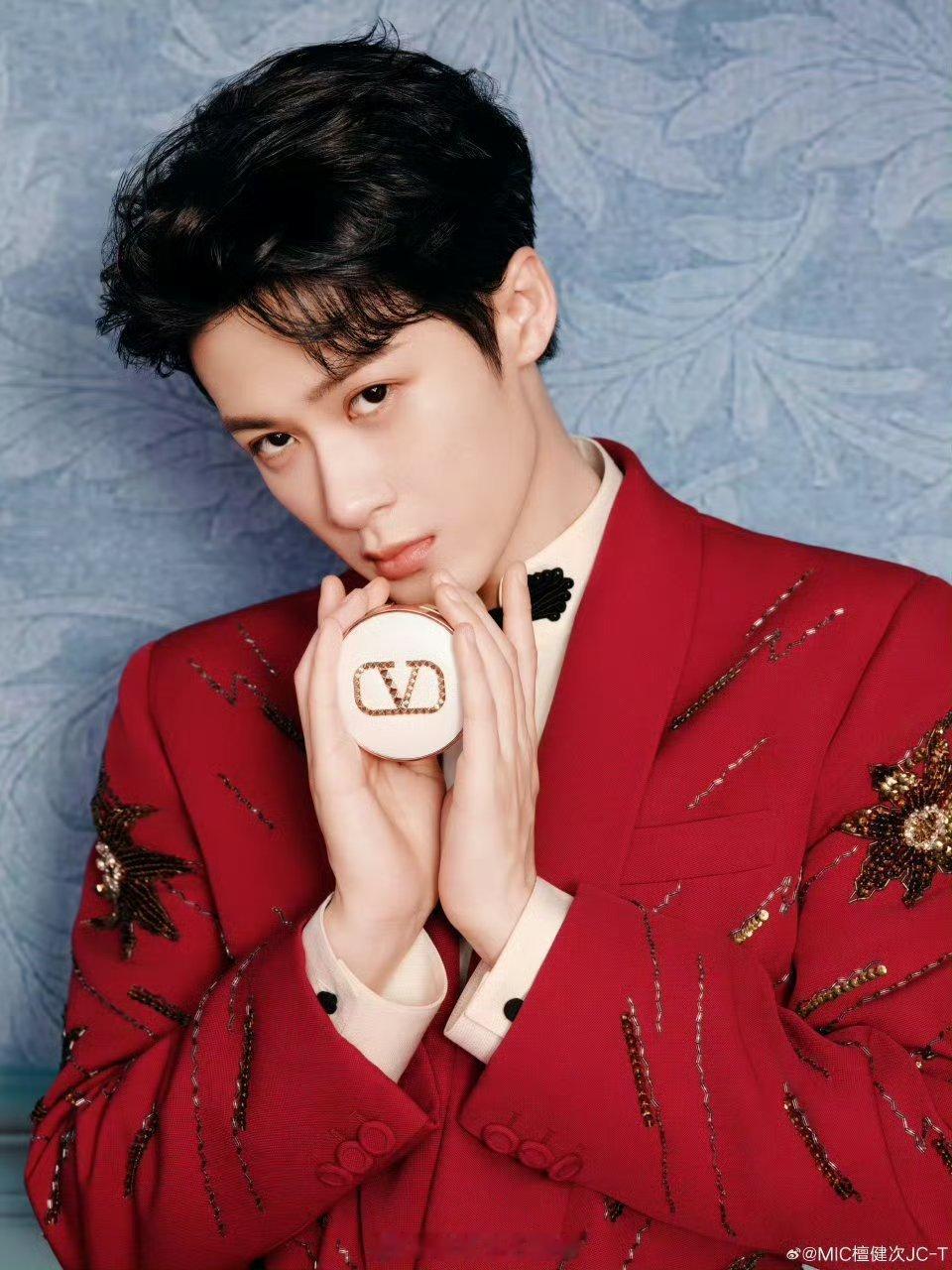 檀健次华伦天奴美妆新年大片，帅哥就要多多穿红色啊！ 