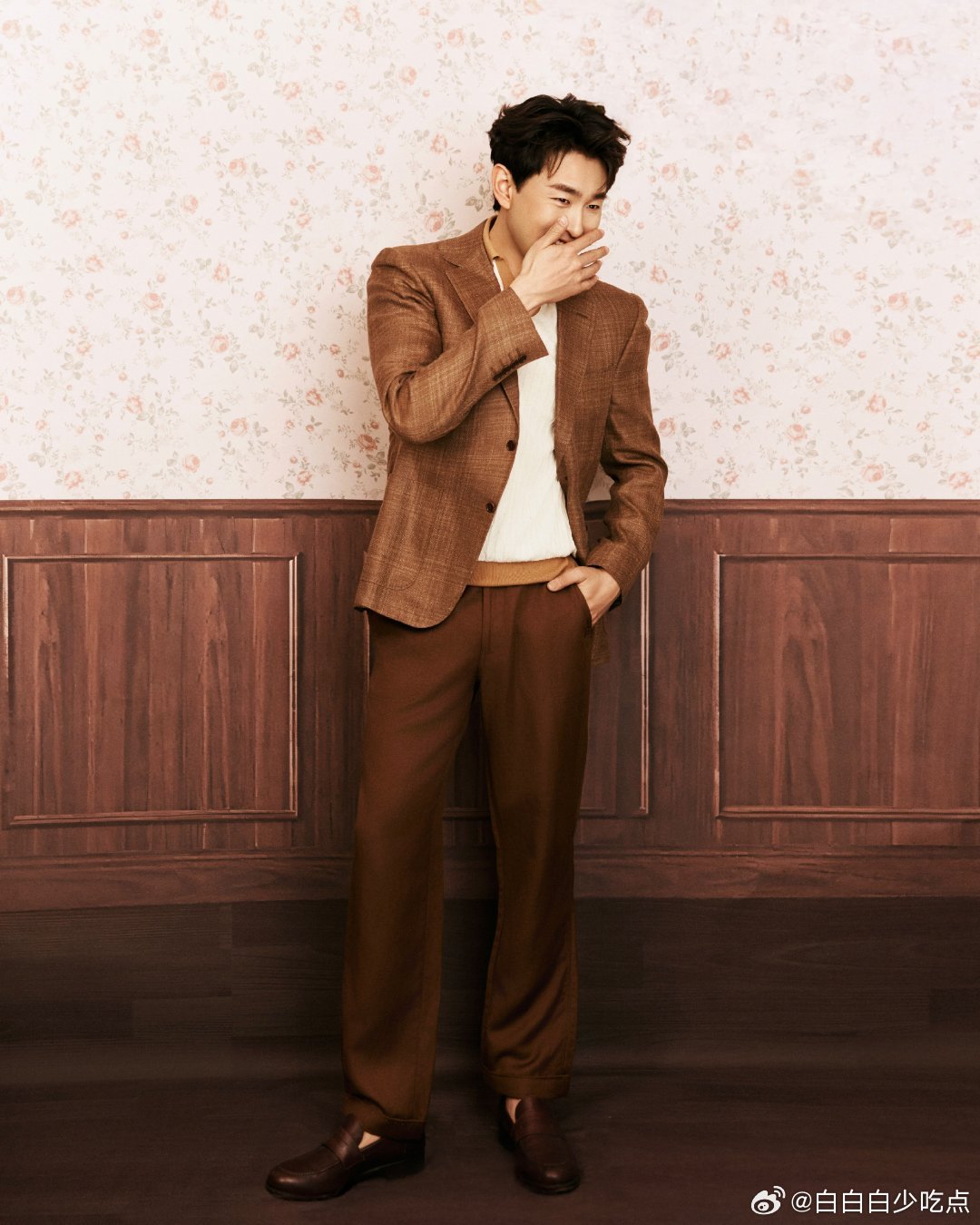 算了，其实他穿这个西装裤还是挺好看的，花了一分钟时间去接受，我又接受了。