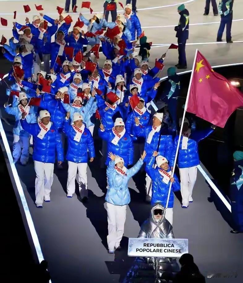 中国红点亮圣西罗！五星红旗迎风一展，全场目光瞬间聚焦。126名健儿意气风发，双旗