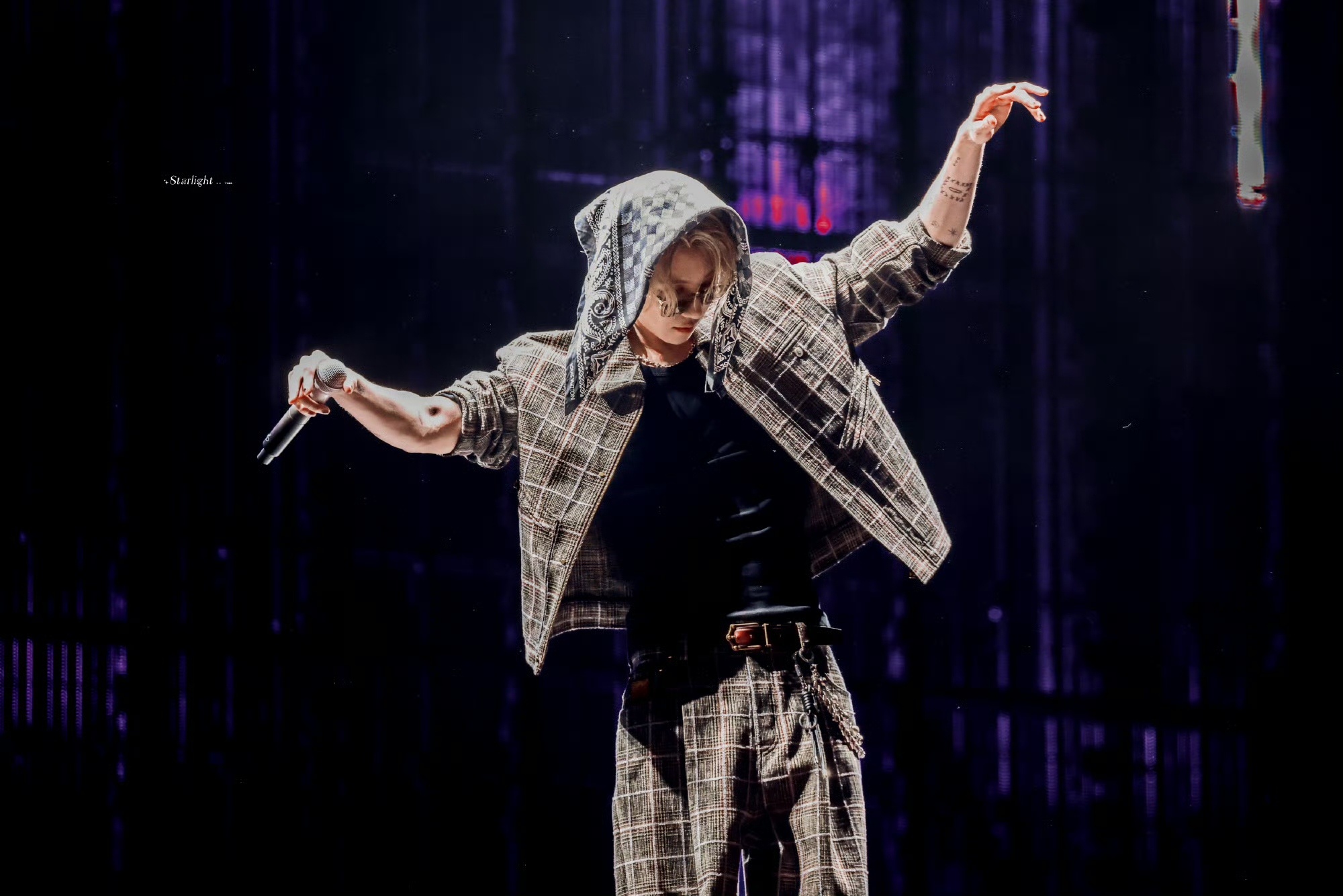 徐明浩演唱会穿了特别定制徐明浩今晚香港演唱会解锁全新舞台造型——来自Louis 