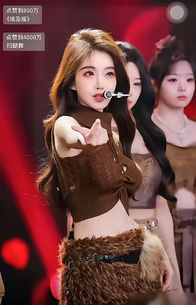 咋整的，眼睛一个大一个小，这么明显！
看不出身高了吧，
甚至看不出她是谁了吧……