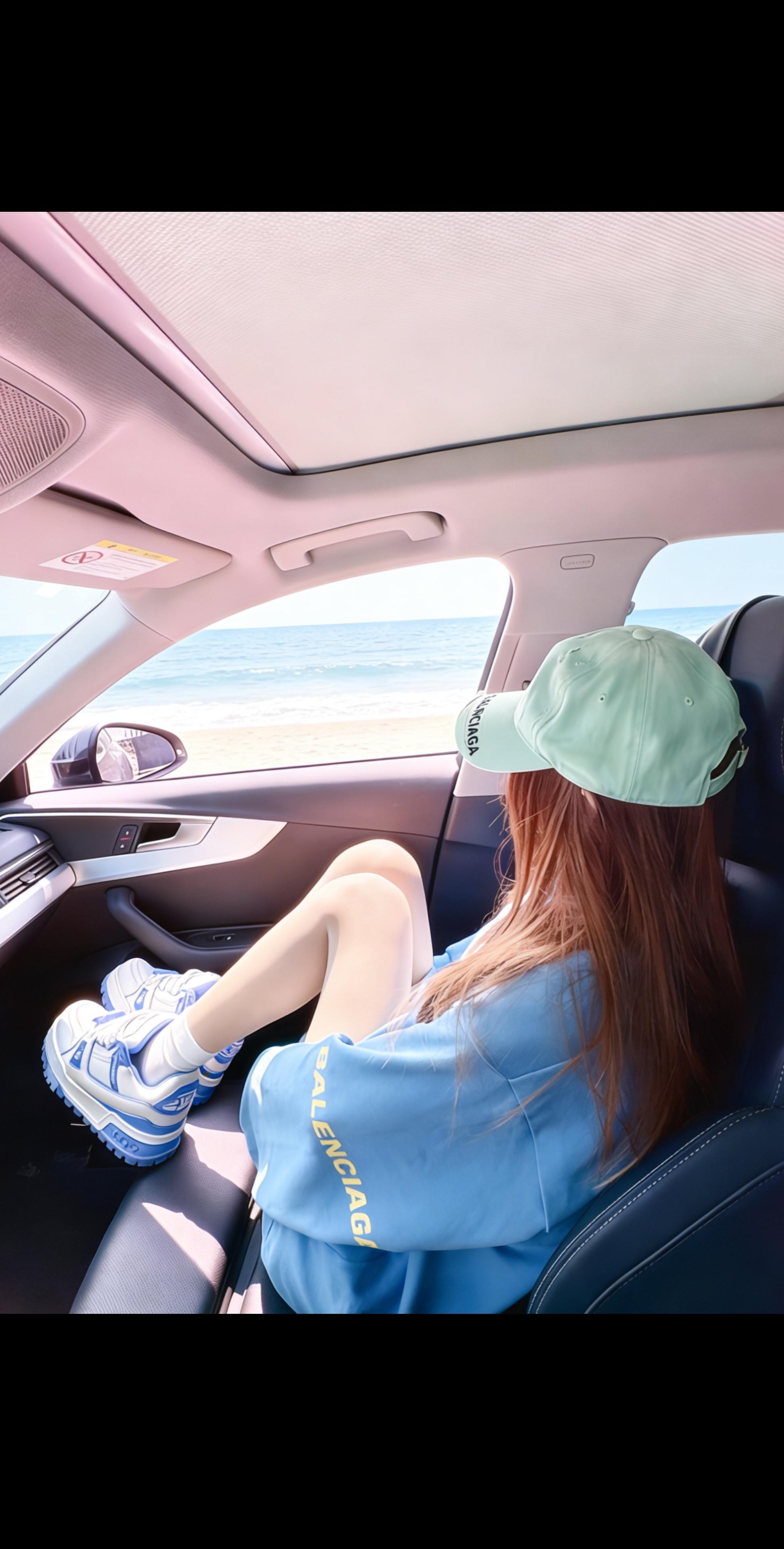 我假装抬头在看窗外的天气～