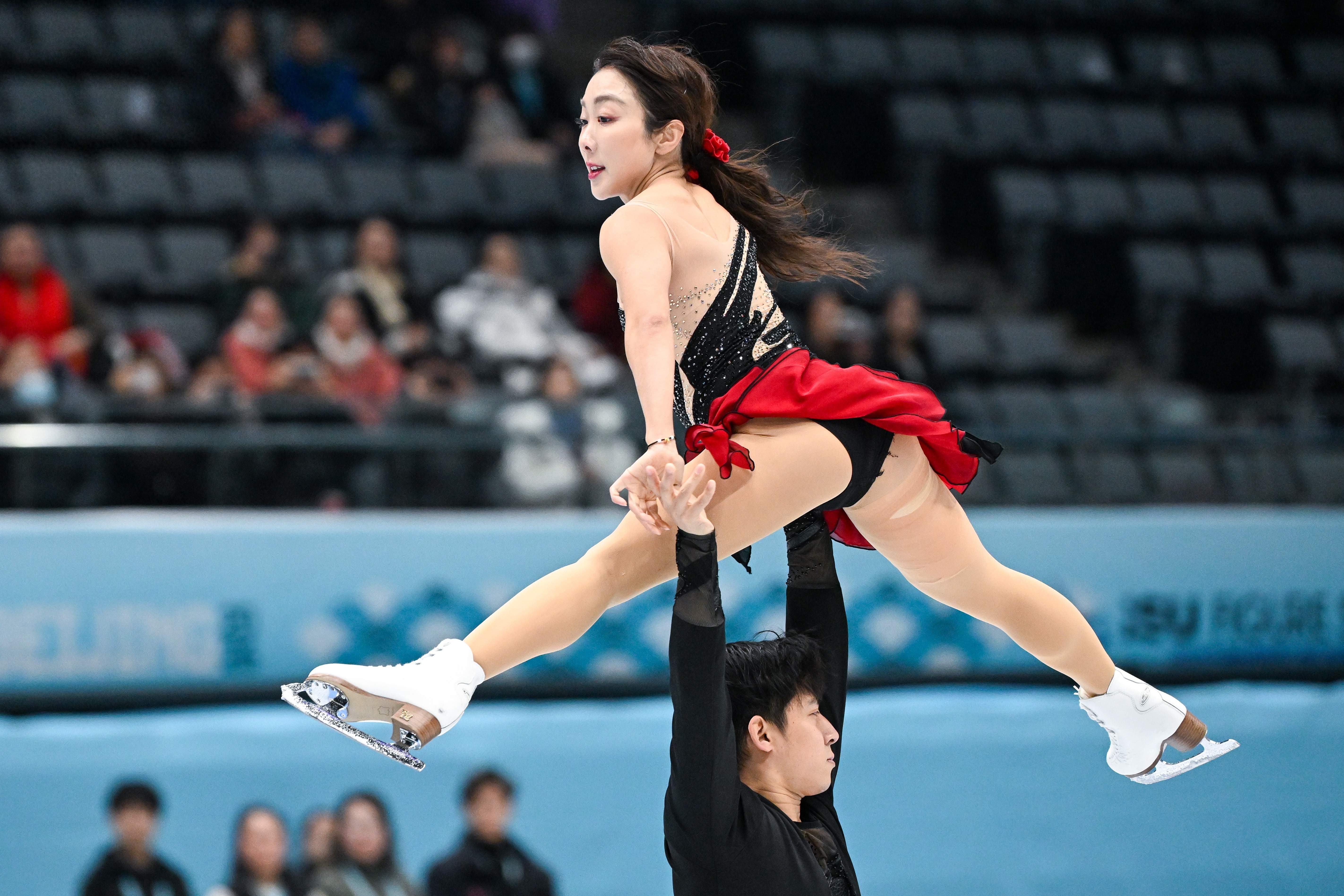 隋文静韩聪亮相四大洲锦标赛 四大洲花样滑冰锦标赛火热进行中，老将组合韩聪/隋文静