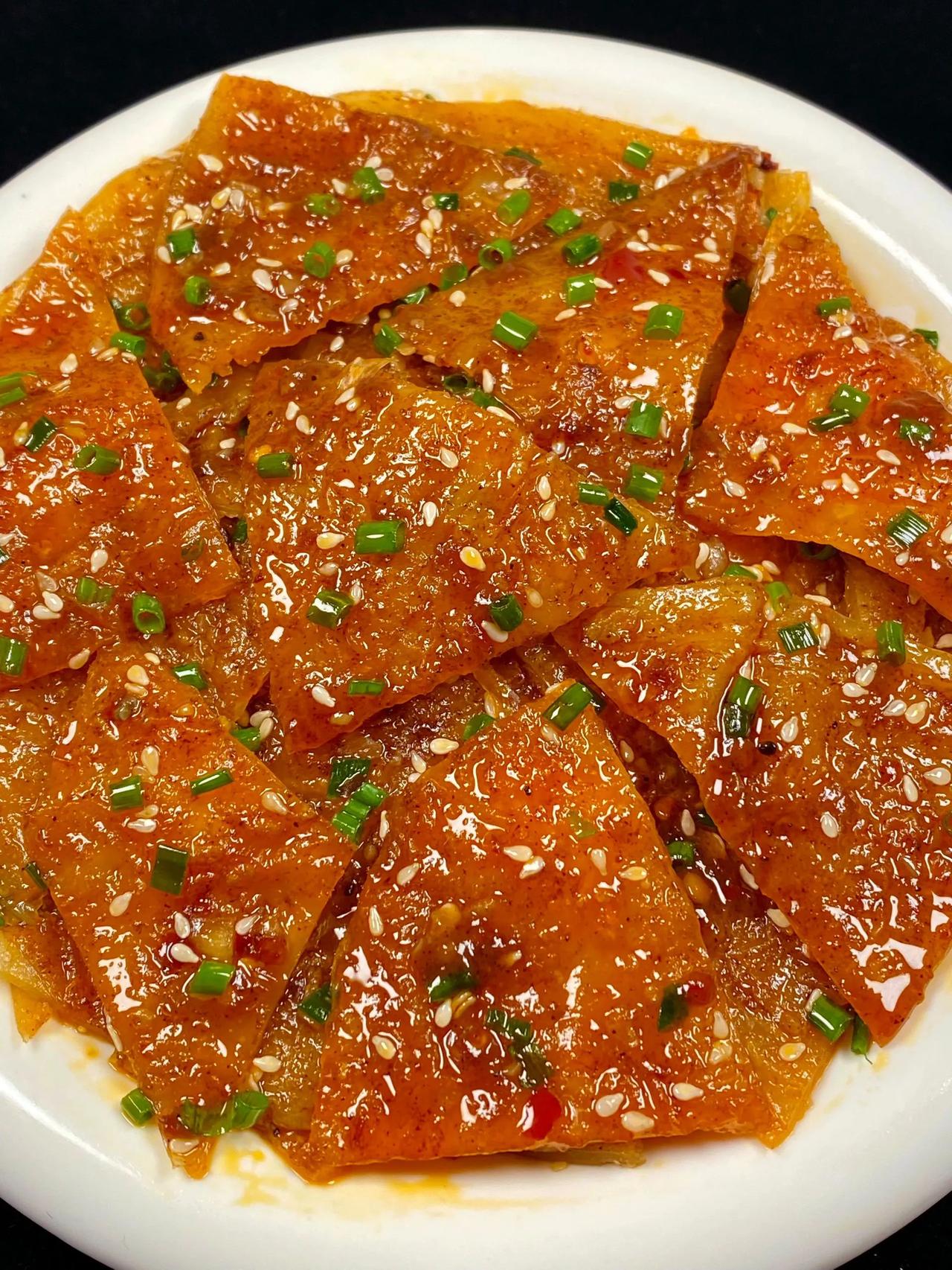 酱香饼这样做，酱香四溢，做法简单一看就会~
做法：
1、调酱汁：碗中放1勺豆瓣酱