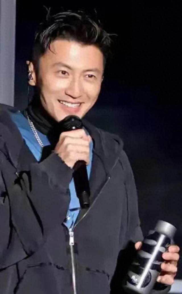 不秀恩爱也是爱！谢霆锋七夕低调示爱，细节藏满深情