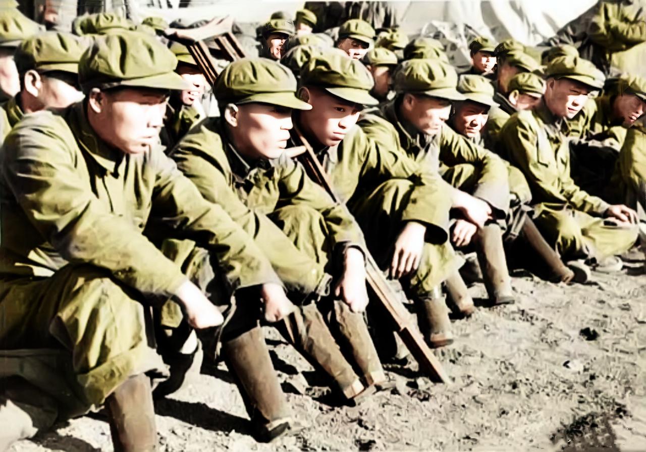 1955年，前苏联摄影师拍摄的一张照片，看着让人震撼又心痛。这是一群因伤致残的志