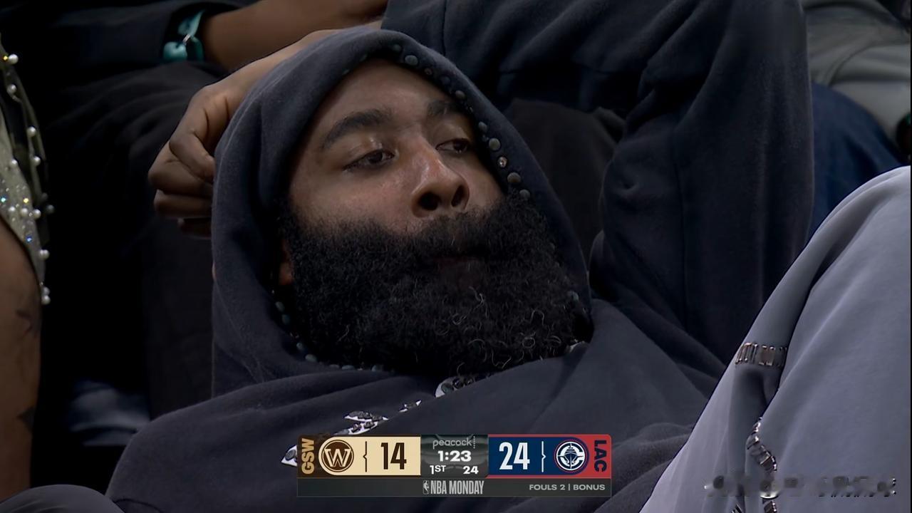 快船当家后卫哈登真是太悠哉了！在今天快船主场迎战勇士的比赛中，当时比赛进行到了第