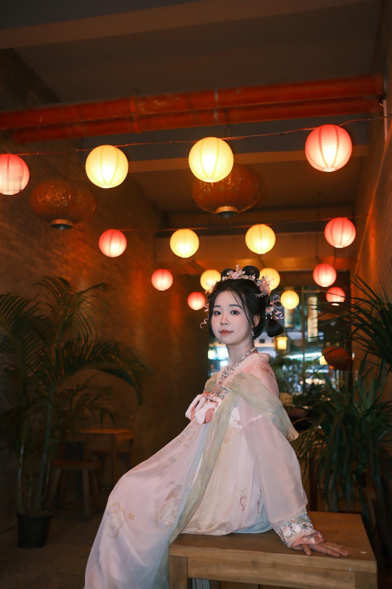 古镇，穿越灯火通明的夜晚。小女子喜欢游玩留下倩影．体验穿越千年的古风之美 古风和
