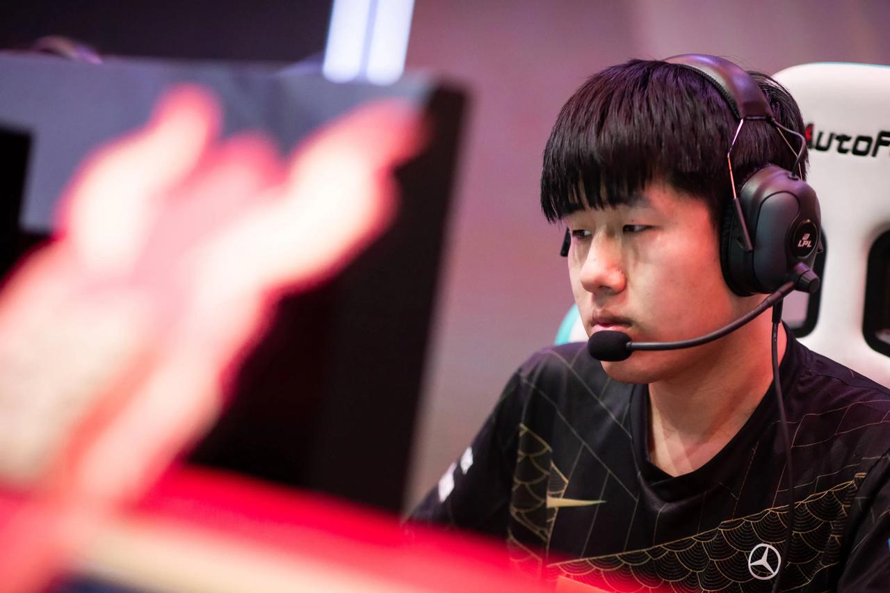 早就说过，Gala才是国产AD选手中唯一一个能跟Ruler抗衡的男人！

刚刚进