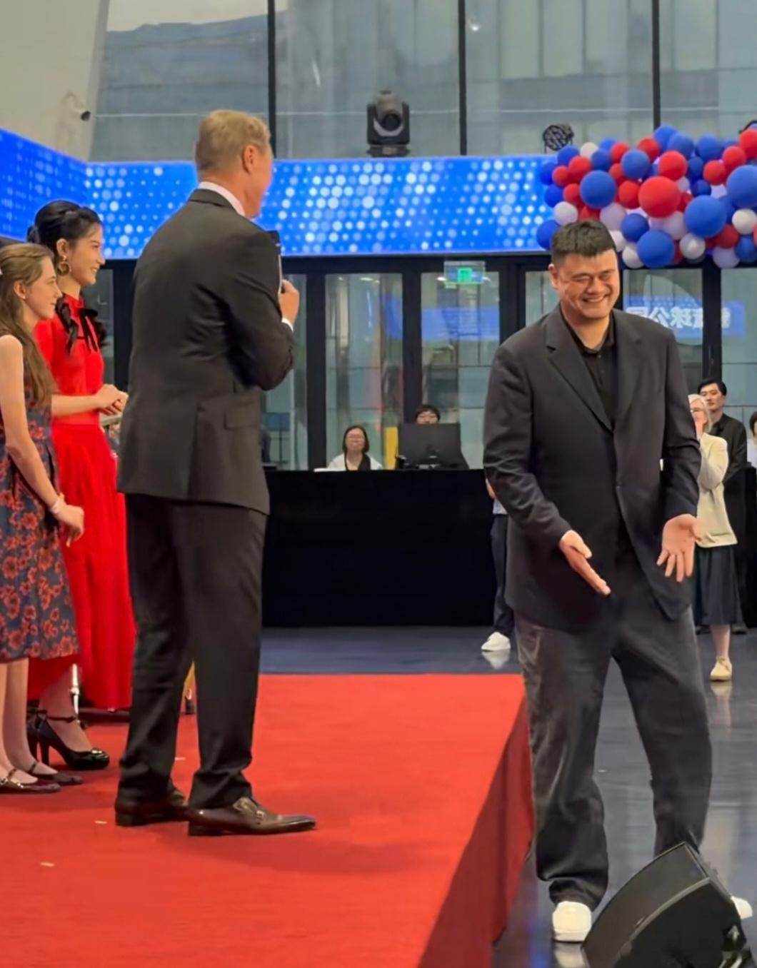 近日姚明受邀出席在上海举办的美国独立日250周年纪念晚会活动，还遇到了火箭时期的