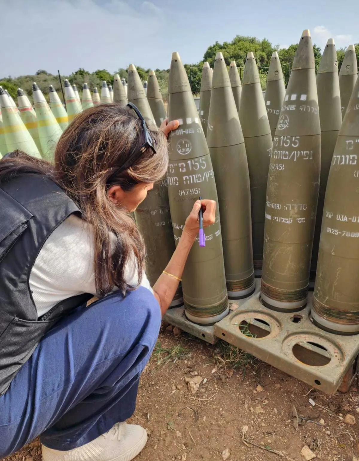 美国前总统候选人妮基•黑利参观了IDF的一个哨所，并在一枚IDF炮弹上写下了，干