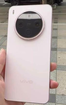 vivo Y500 Pro延续了vivo一贯的简约设计风格，提供祥云金、浅绿、柔
