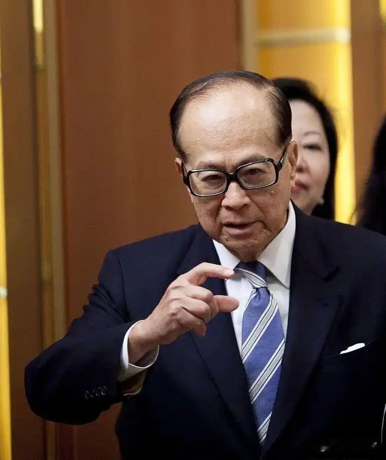 无论生意做的多大，自己在世界上的产业多么多？李嘉诚永远认为自己是土生土长的香港商