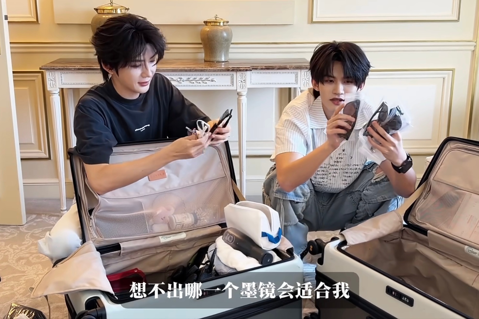 普普戴的黑色墨镜并不是他开箱时候的那副所以，这边不建议WFJJ买云熠同款谁知道到