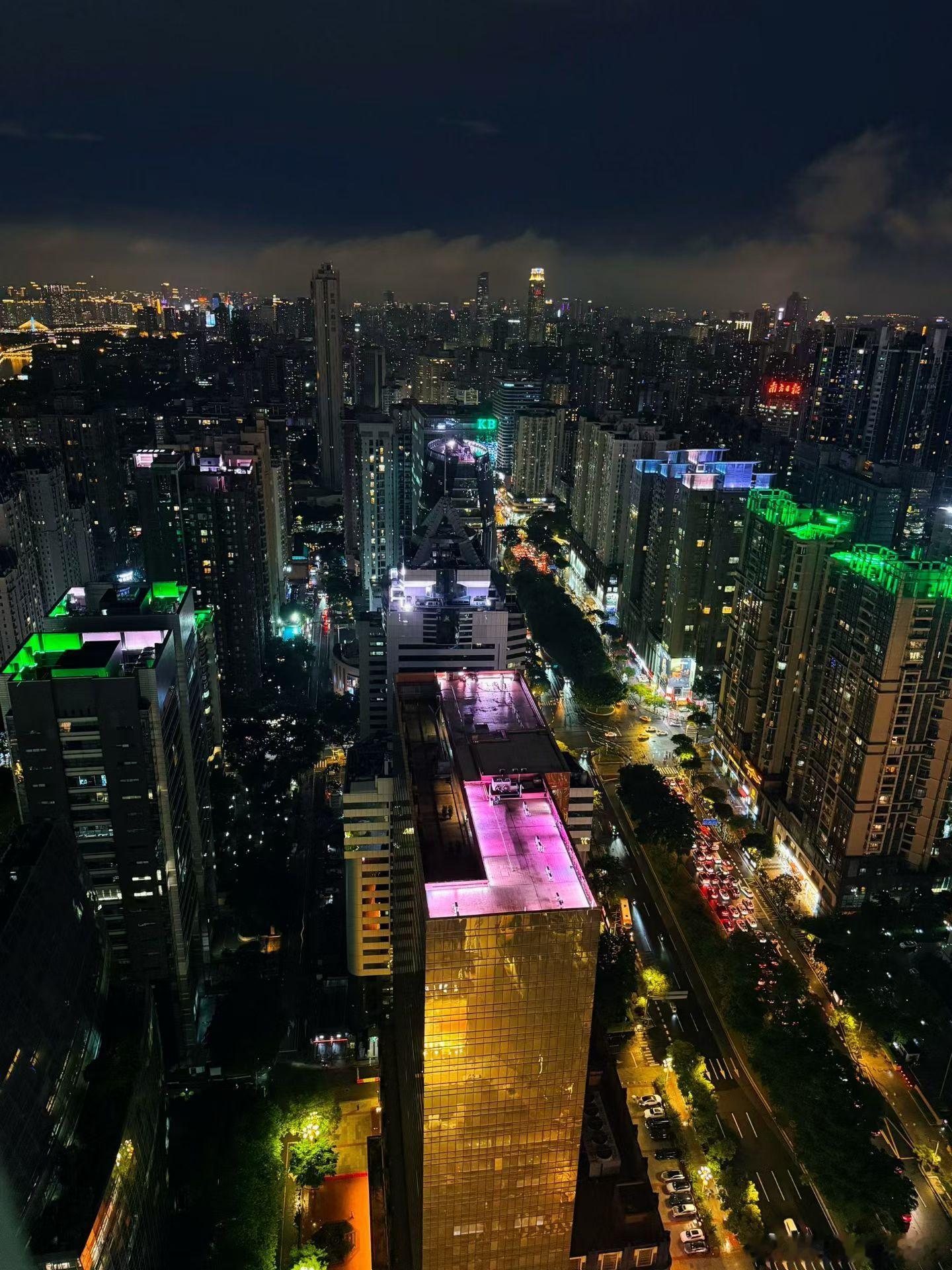 复盘结束看向窗外，恍然醒悟，不止K线起伏让人情绪起伏，世间风景亦有万般美好。万家