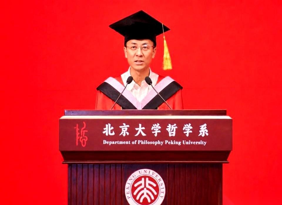北大哲学系主任程乐松的毕业致辞，前半段听得人一通猛点头。
他一针见血，说现在的年