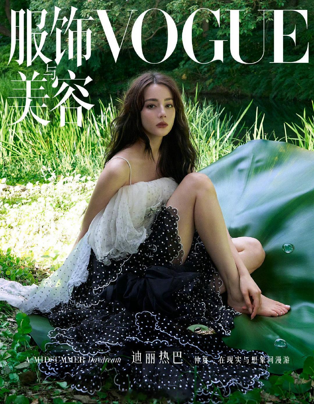 迪丽热巴VOGUE杂志八月单人双封来了，森系氧气美女🍃 