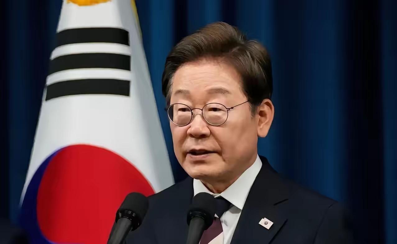 就在刚刚，韩国总统李在明表态了。
12月3日，据韩国媒体报道，针对中日目前的局势