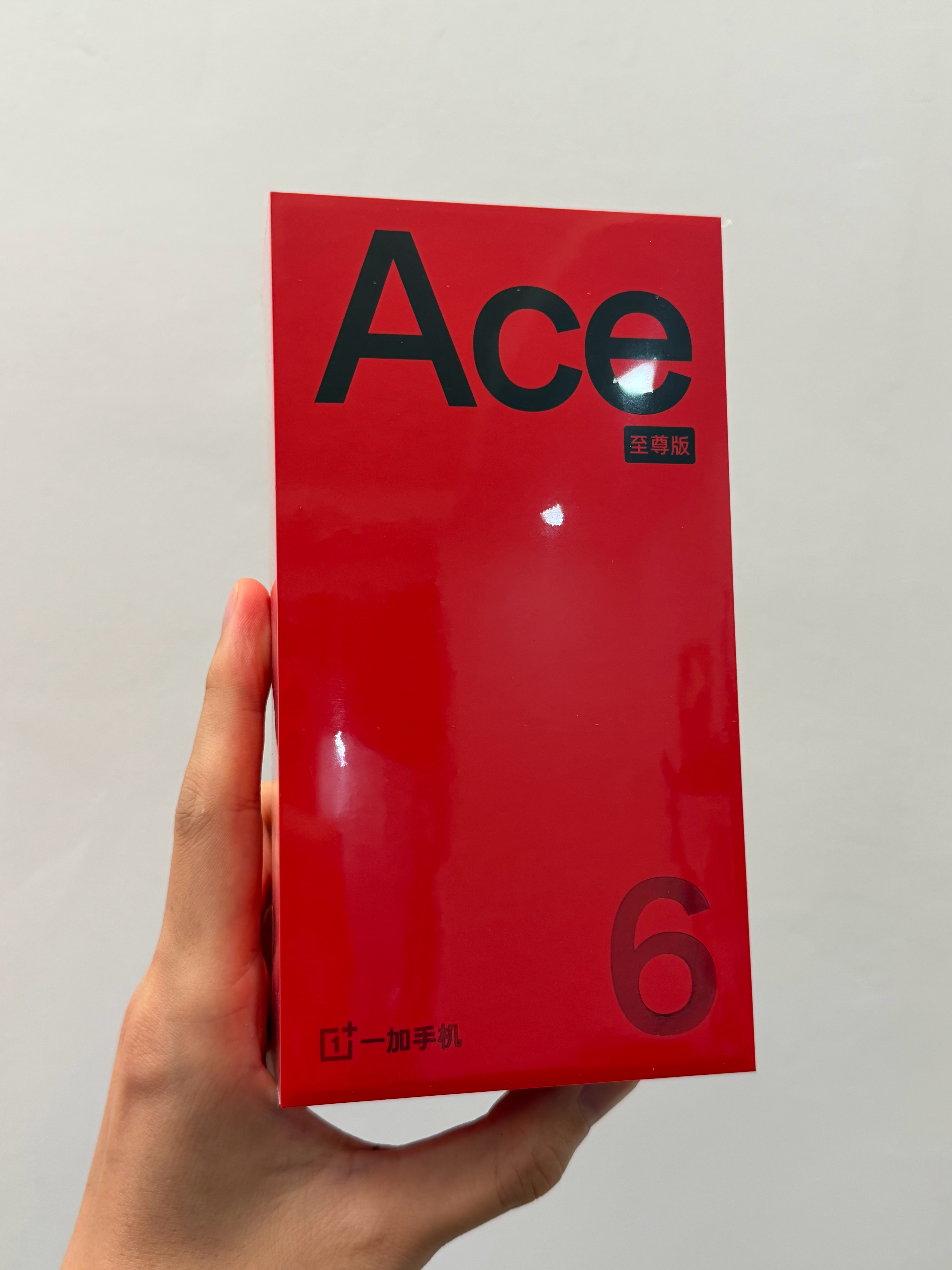 刚下楼拿快递，在草丛里捡到一台手机